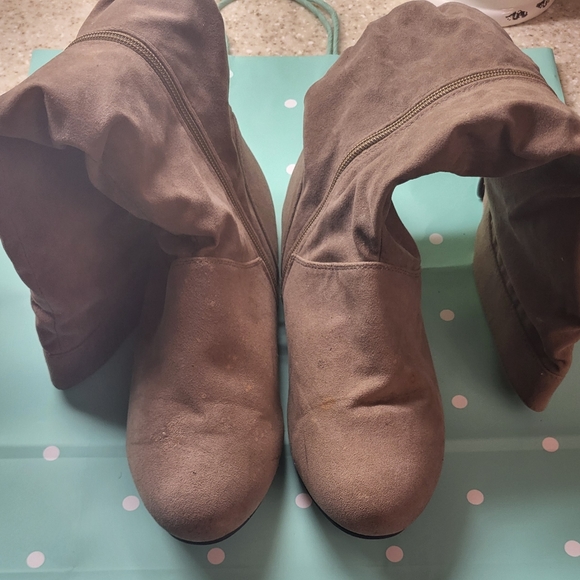 Boots - Picture 2 of 6